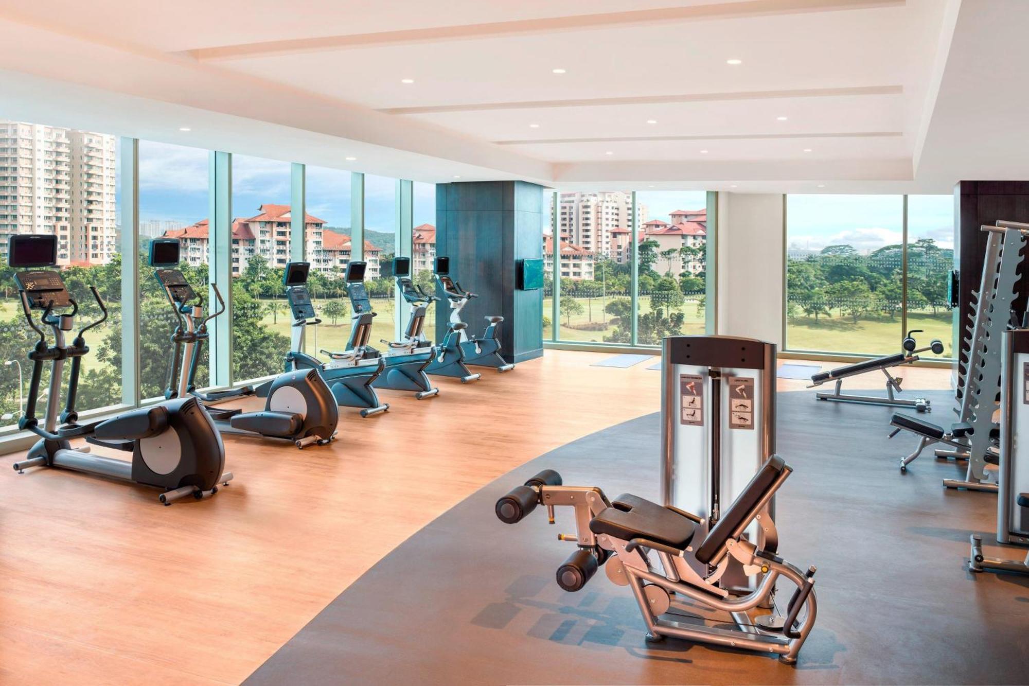 Le Meridien Putrajaya Exterior foto A gym at a condominium in Singapore