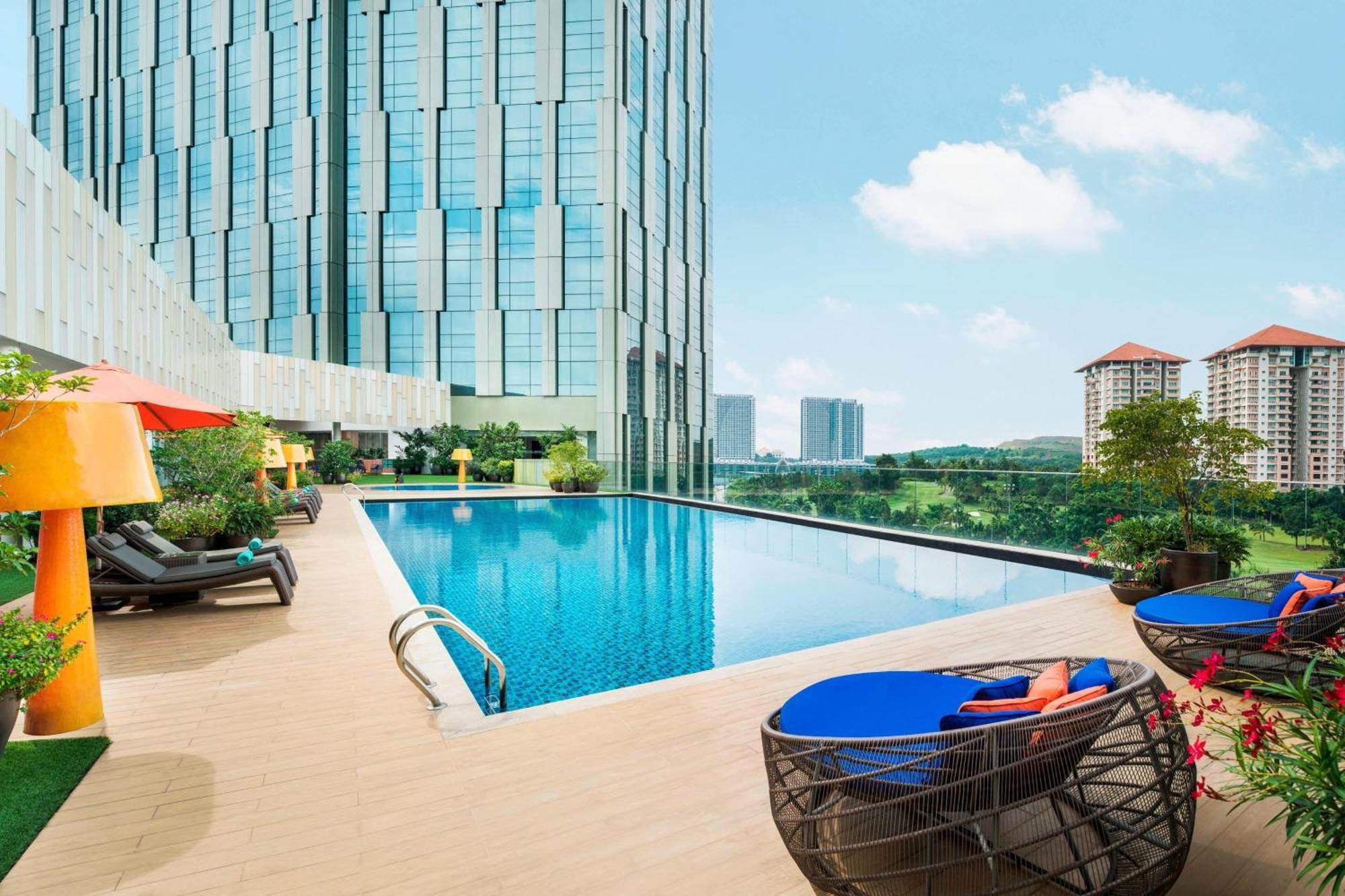 Le Meridien Putrajaya Exterior foto The swimming pool at the hotel