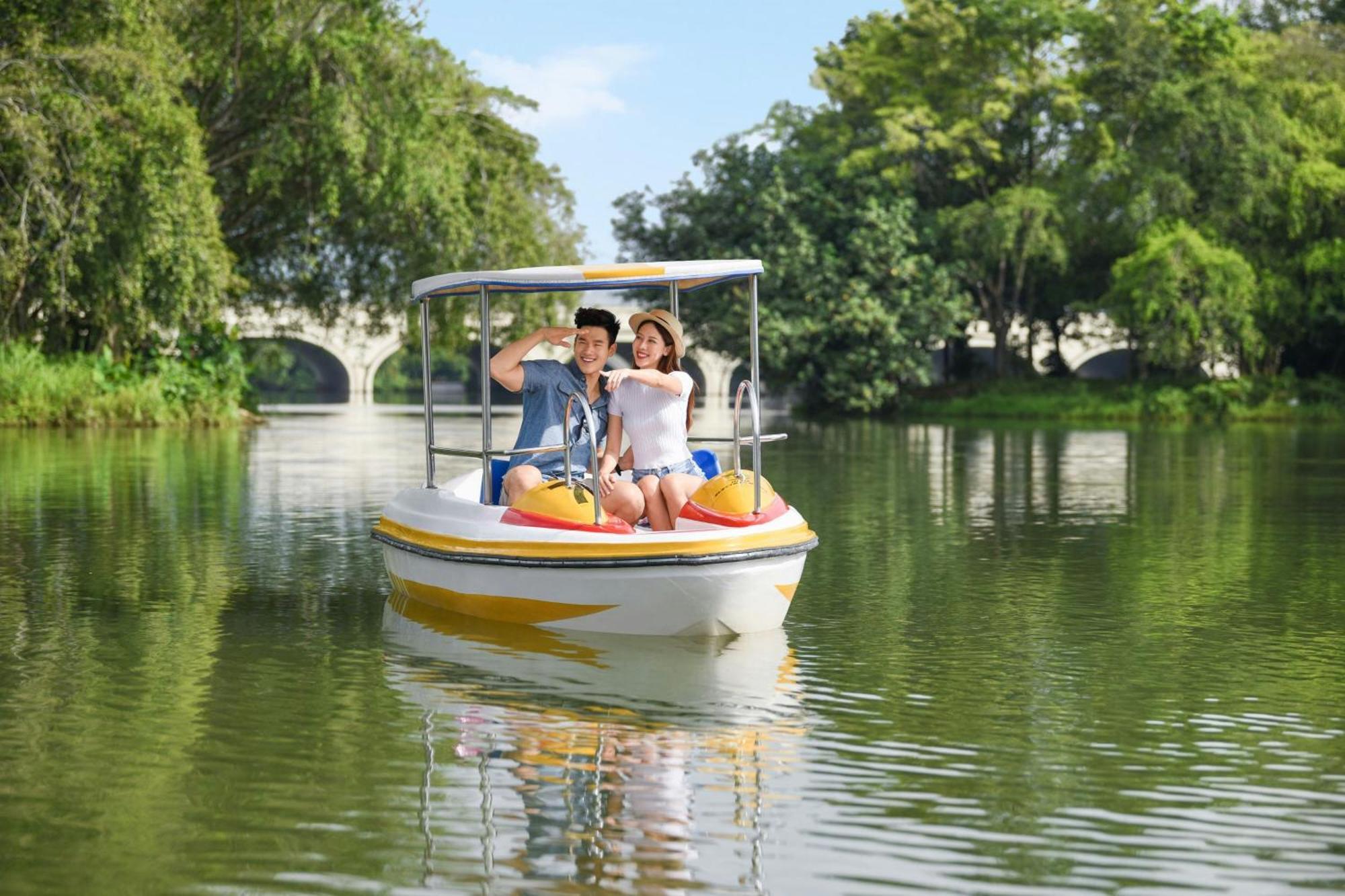 Le Meridien Putrajaya Exterior foto Boating at the West Lake