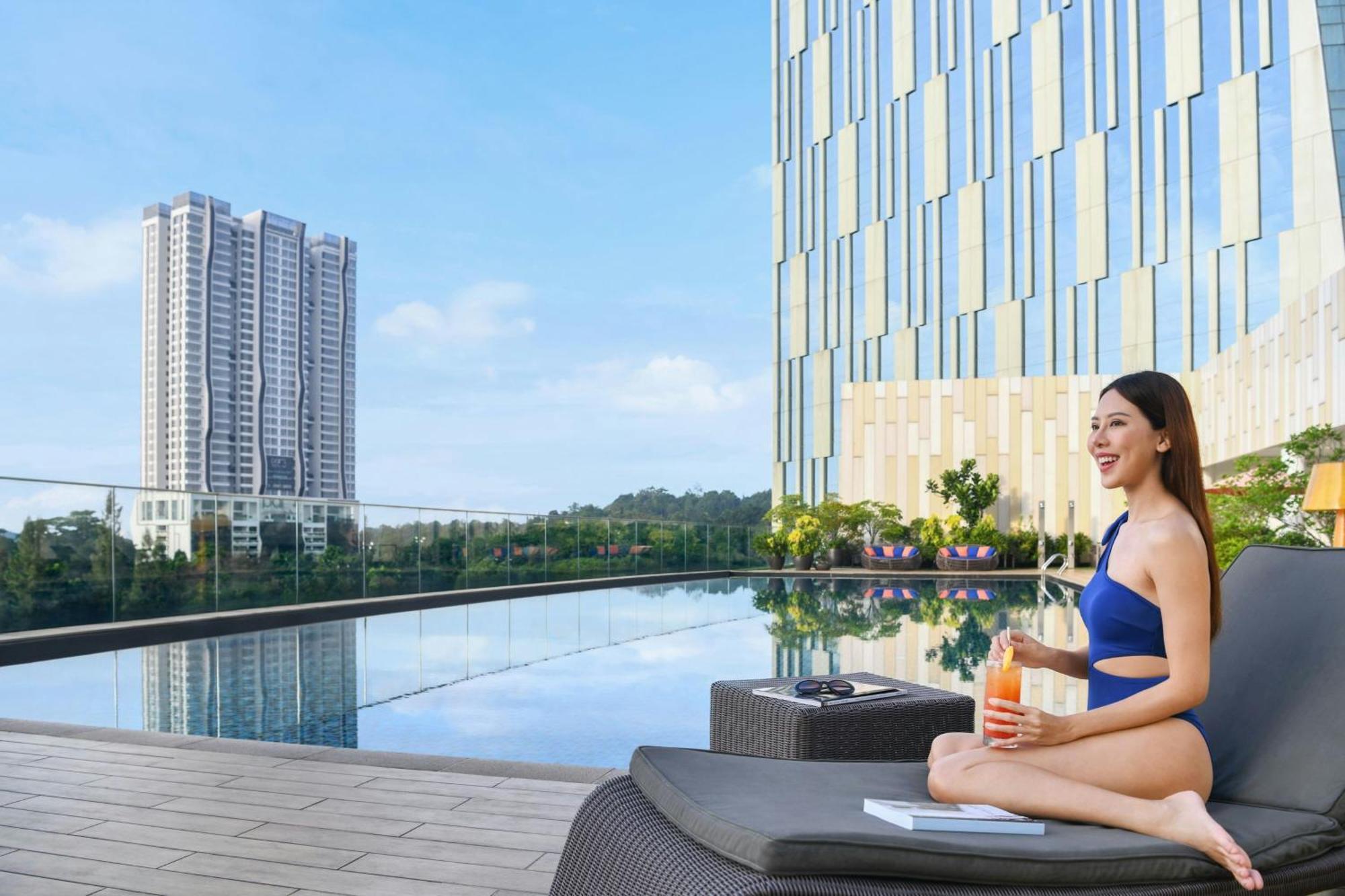 Le Meridien Putrajaya Exterior foto The Panorama Pool